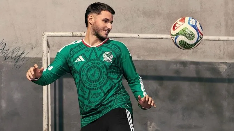 La playera de México para el Mundial de 2026 ya salió y su diseño azteca llamó la atención (Foto: IG: @miseleccionmx)