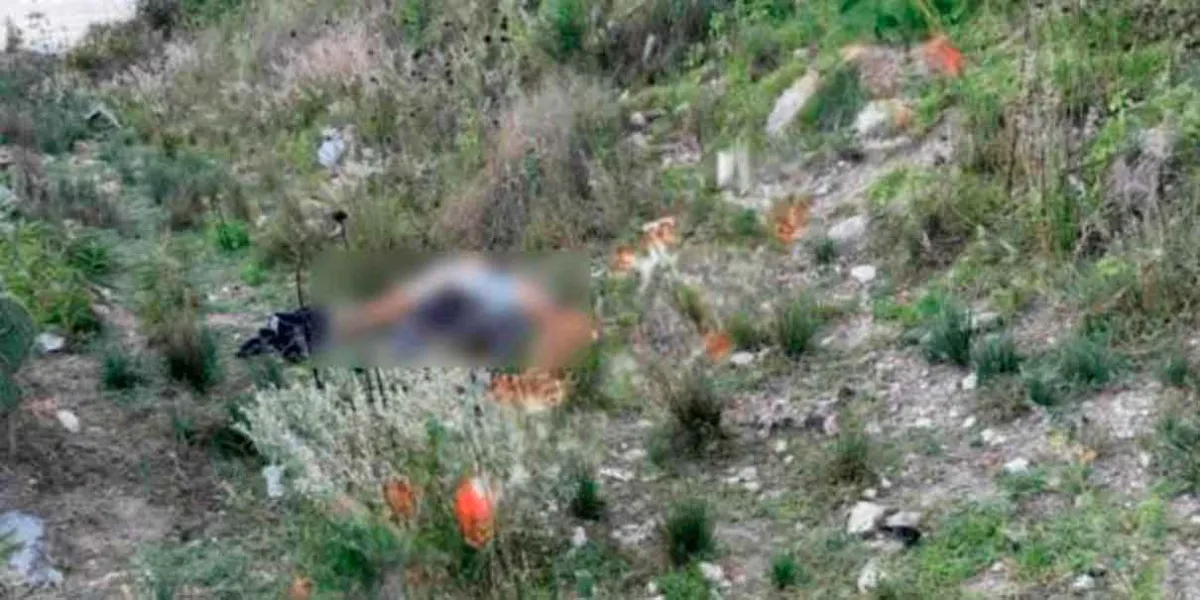 Zona acordonada por autoridades durante las diligencias por el hallazgo de dos hombres sin vida junto a la autopista Puebla-Orizaba, en Acatzingo.