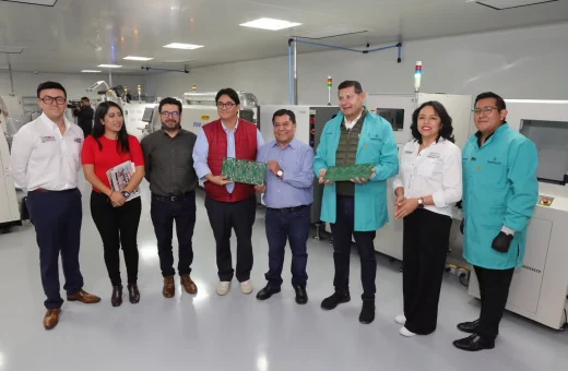 Gobernador Alejandro Armenta Mier posa junto a funcionarios y personal técnico dentro de la planta de Yankuilotl, sosteniendo tarjetas de circuito ensambladas.