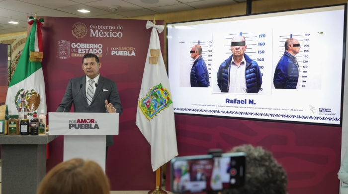 Alejandro Armenta durante una conferencia de prensa sobre las investigaciones del caso relacionado con Rafael N. y la Vía Atlixcáyotl.